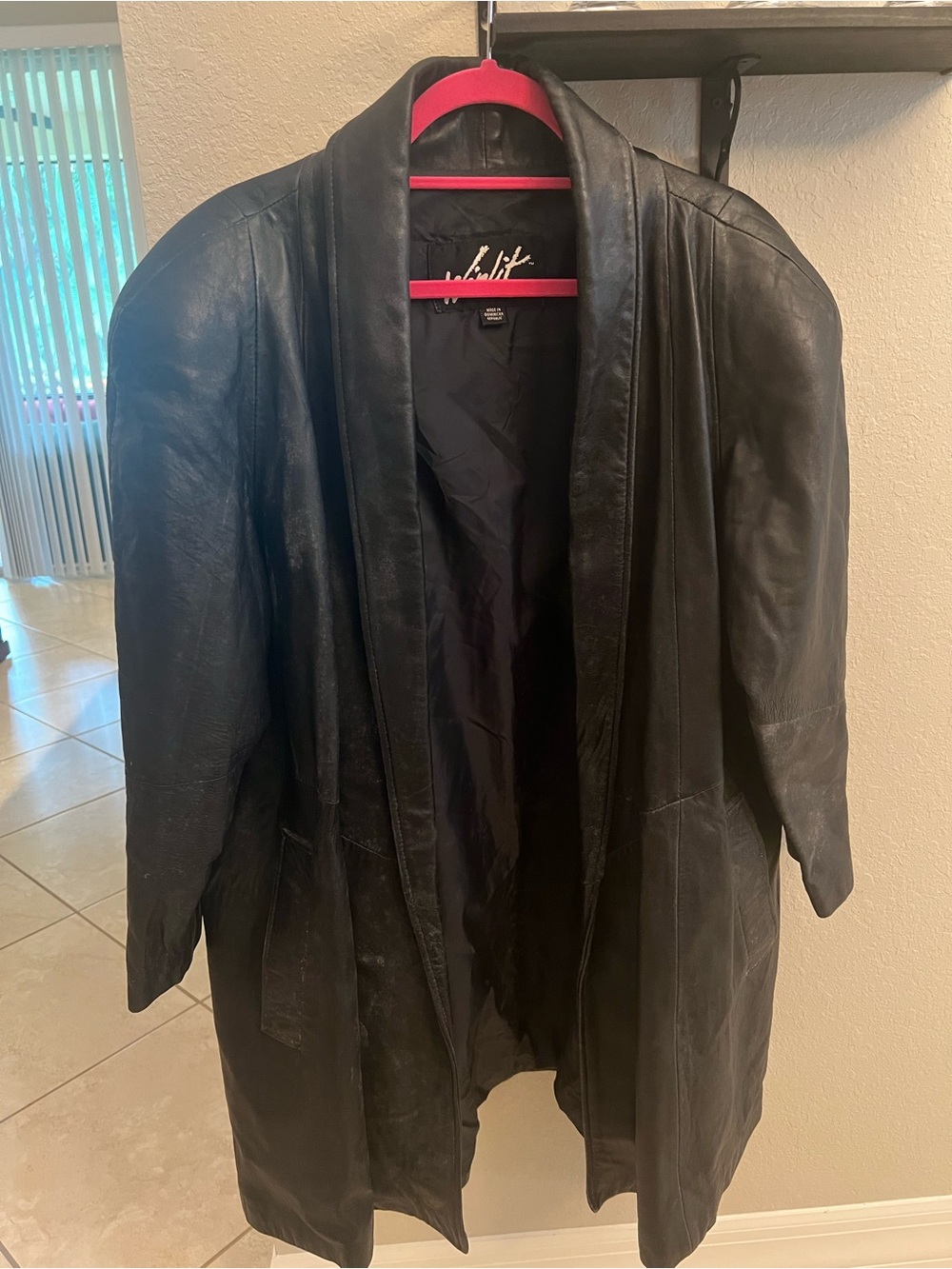 vintage Winlit black leather duster coat
Size large, classic 1980s